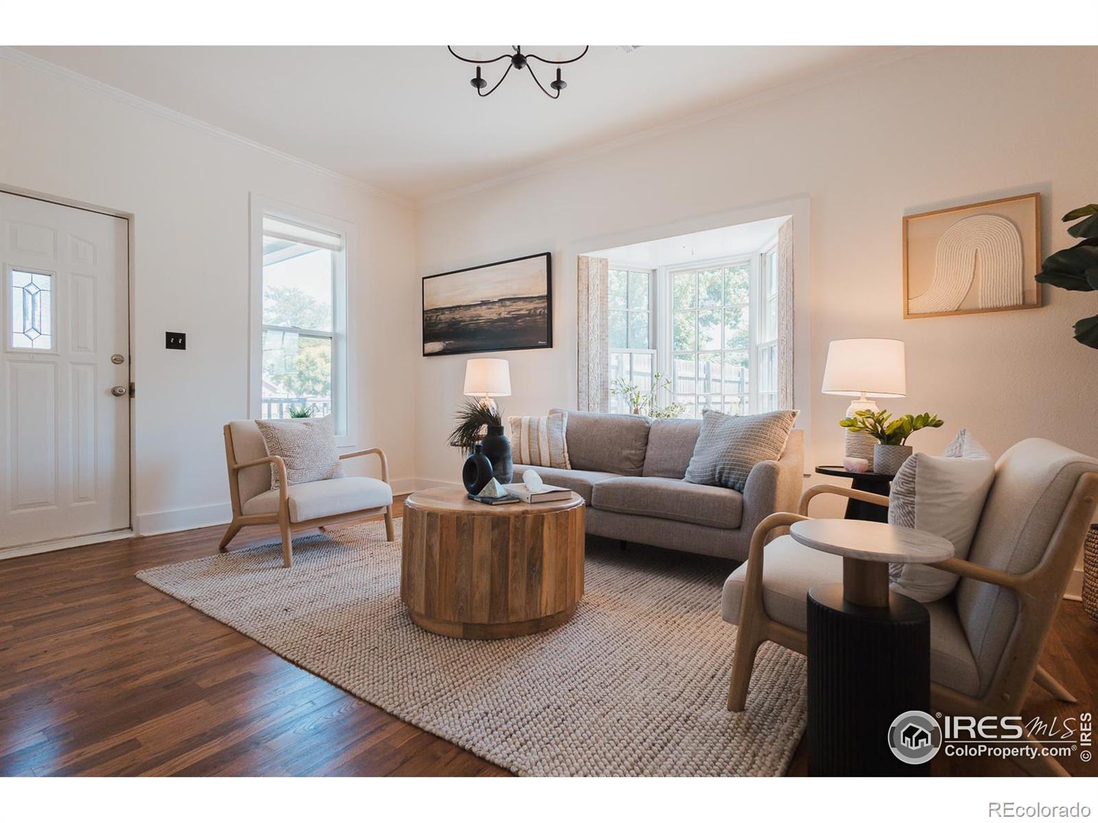 Image 3: Bright and airy living room with bay window