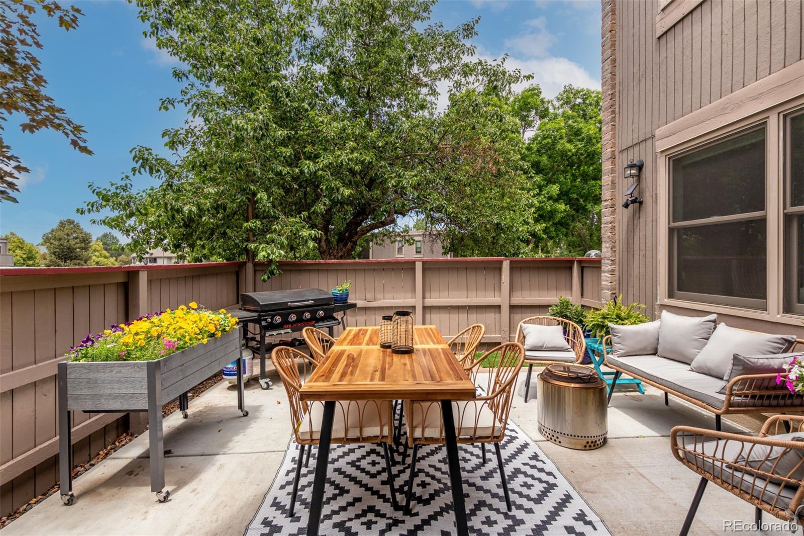 Image 1: Private patio Oasis.