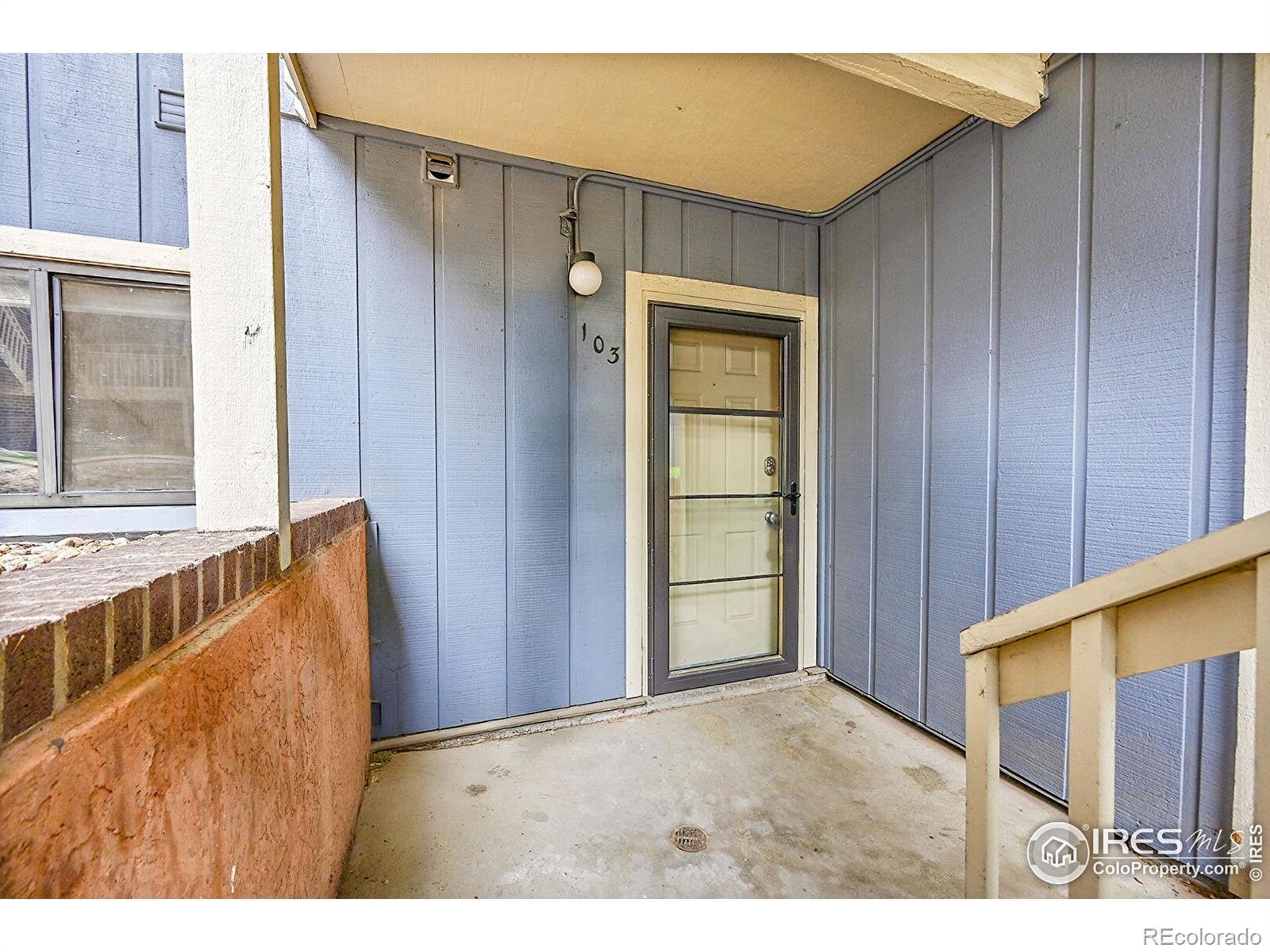 Image 4: Open the door to this amazing ground level condo.