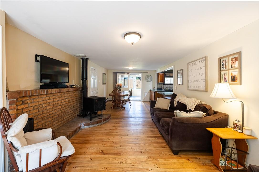 Image 4: Living area
