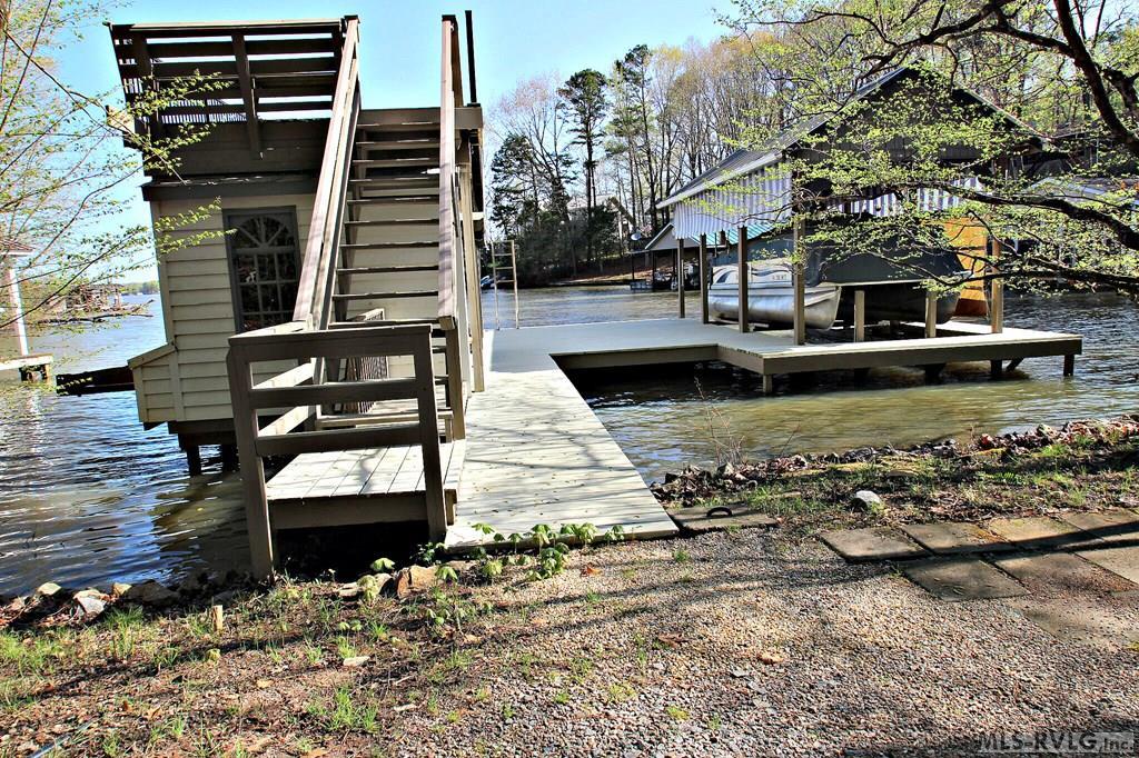 Image 4: Double Boathouse with Sun Deck