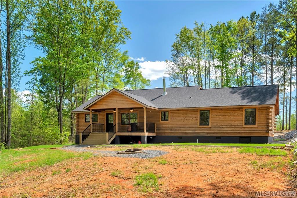 Image 4: Lakeside porch and firepit