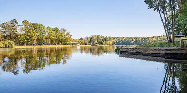 Image 3: Lakeside View