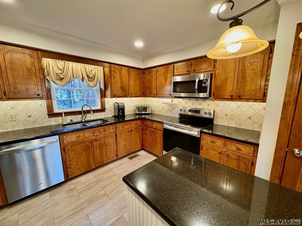 Image 4: The Kitchen w/stainless steel appliances