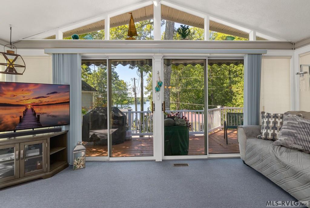 Image 4: Canopy over deck too!
