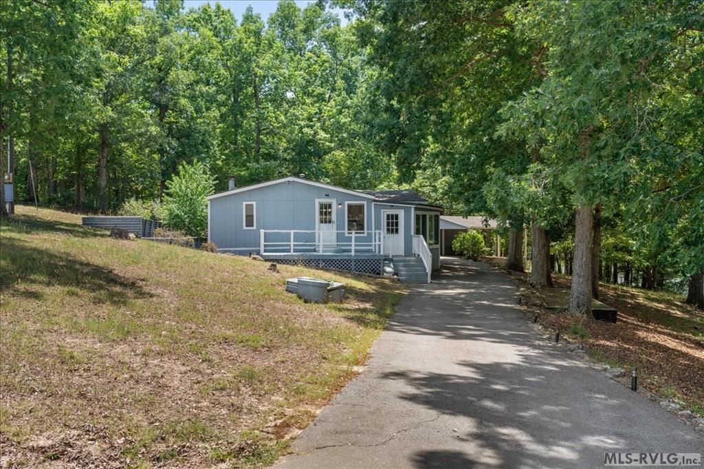 Image 2: Poplar Creek, Just moments from the Main Lake, convenient to businesses on the lake such as The Shady Shack & The Honey Hole