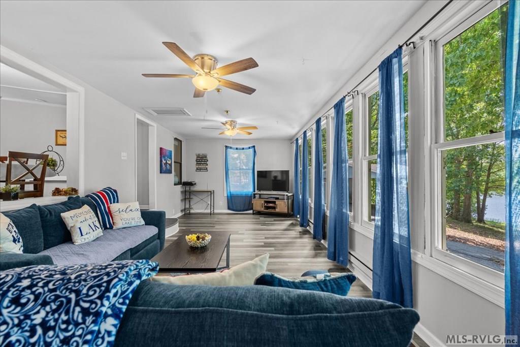 Image 4: Lakeside Family Room, This room offers additional Family space right off the main living area.