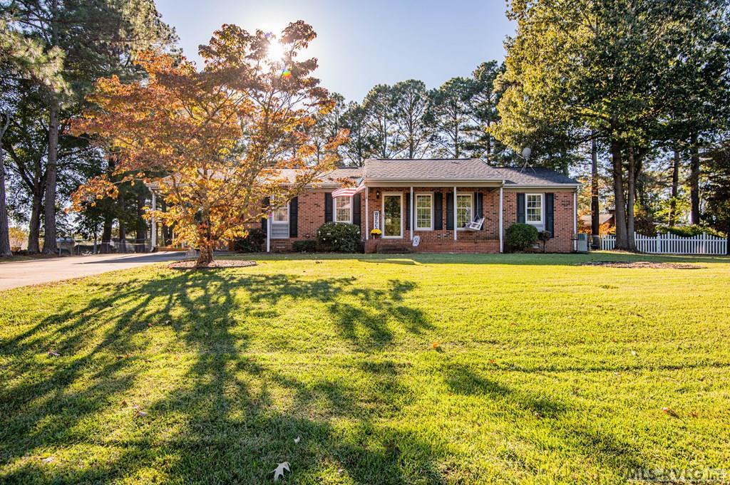 Image 2: Beautiful Front yard