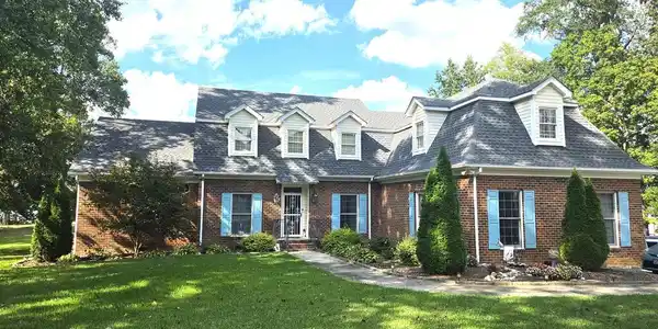 Image 4: FRONT OF HOUSE