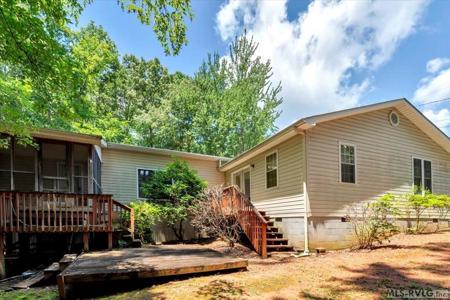 878 Hawthorne Dr