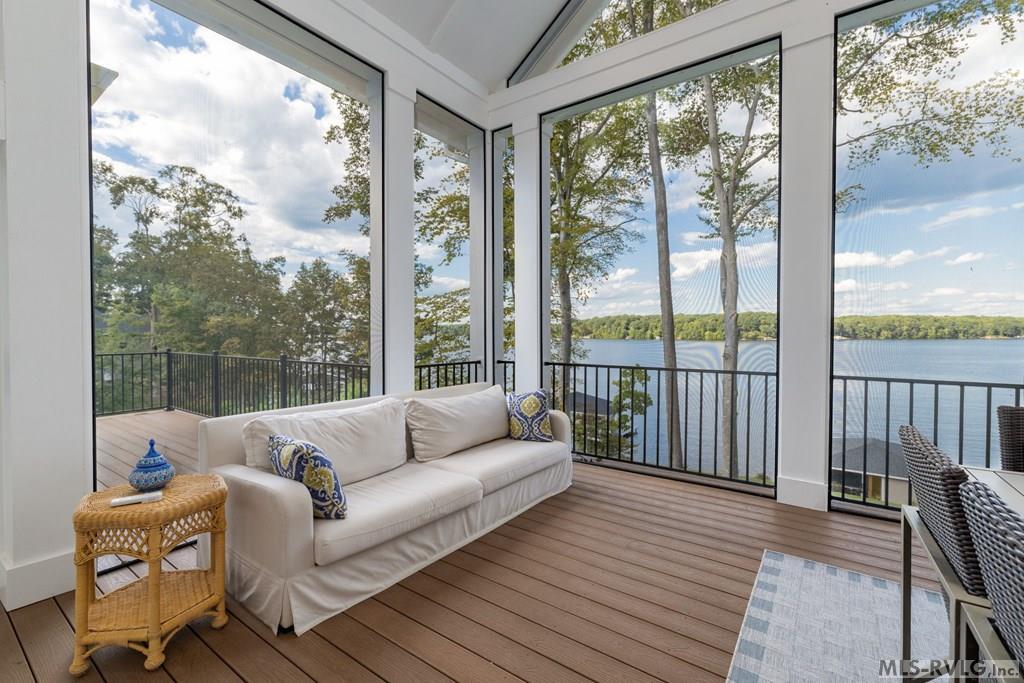 Image 4: Screened lakefront sanctuary