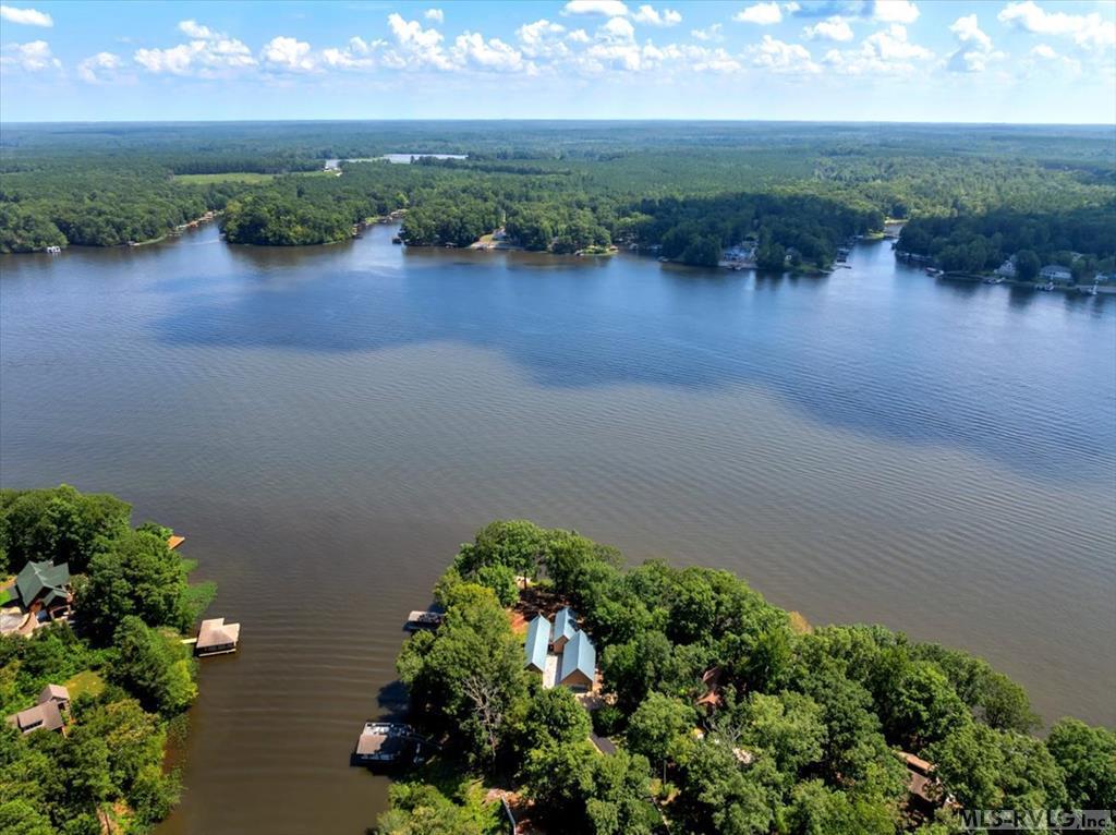 Image 2: Gorgeous Main Lake Views!