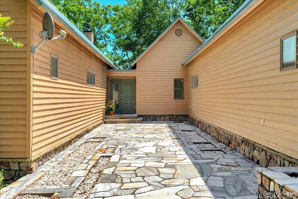 Image 4: Natural stone walk to entry!