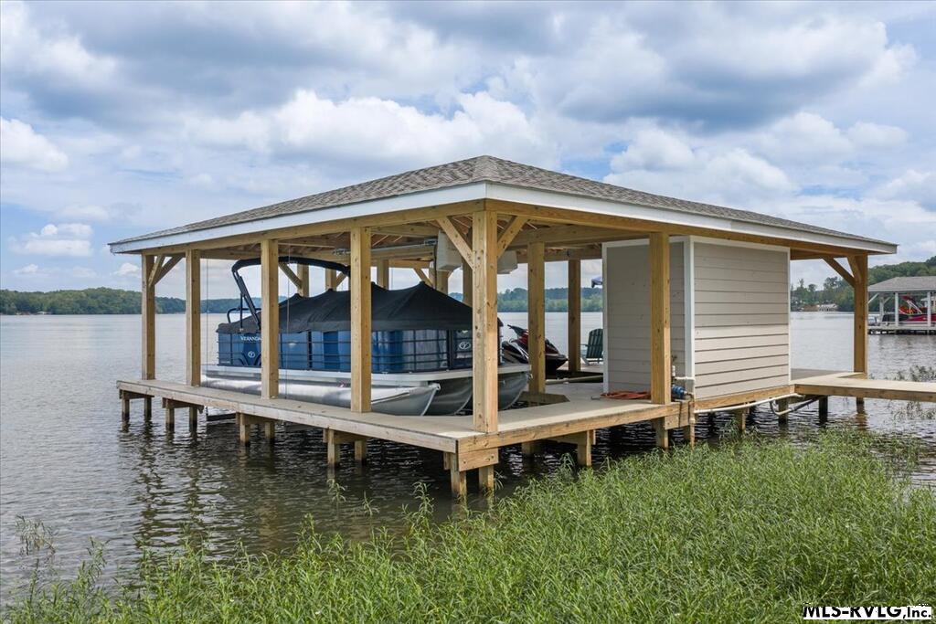 Image 4: 1248 sf boathouse