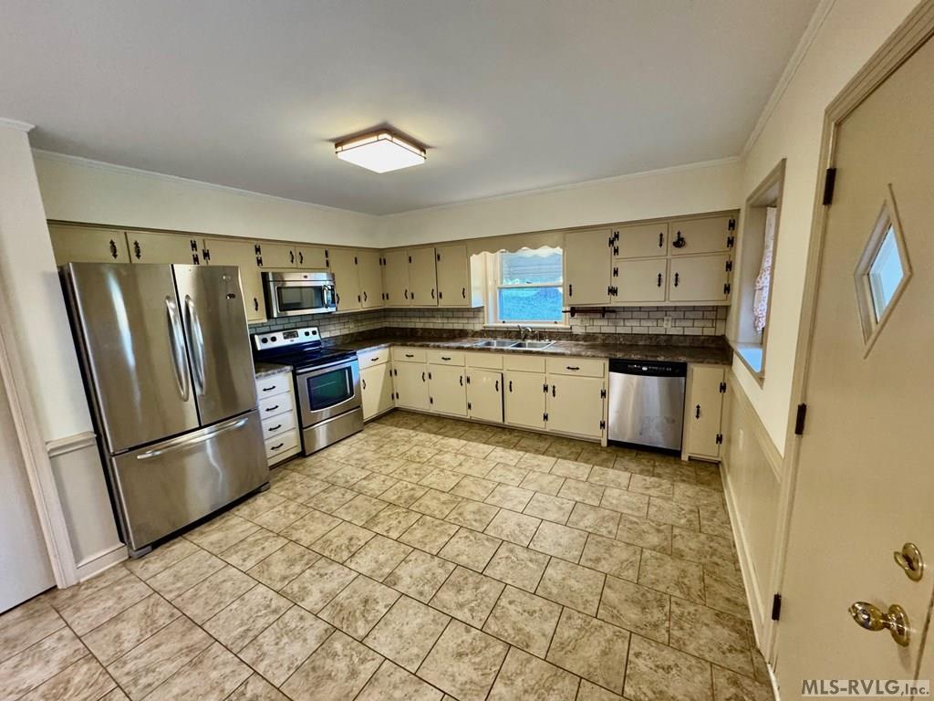 Image 3: Kitchen