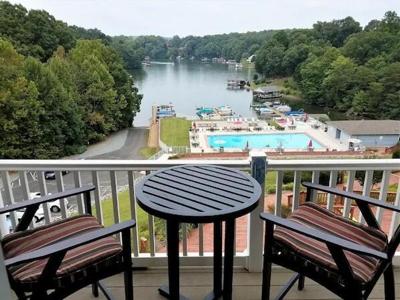1085 Bluewater DR