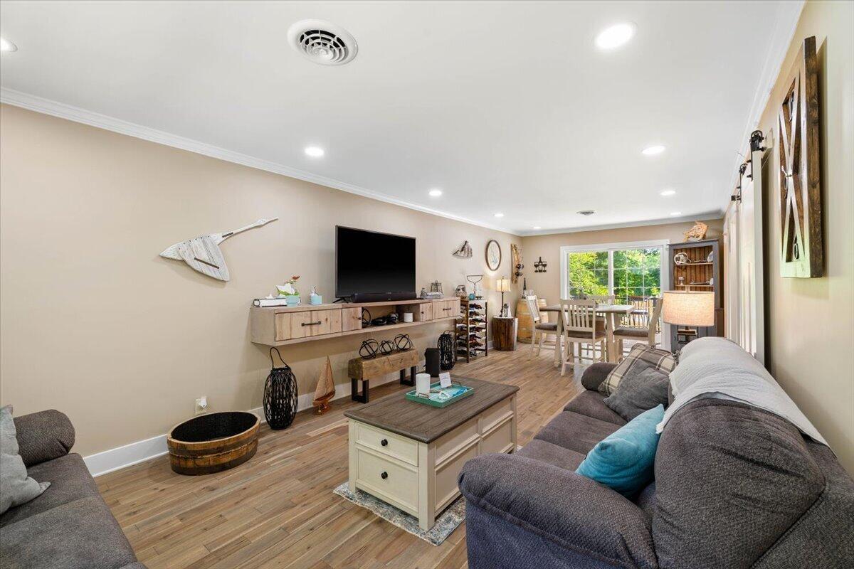 Image 4: 04-Interior-2