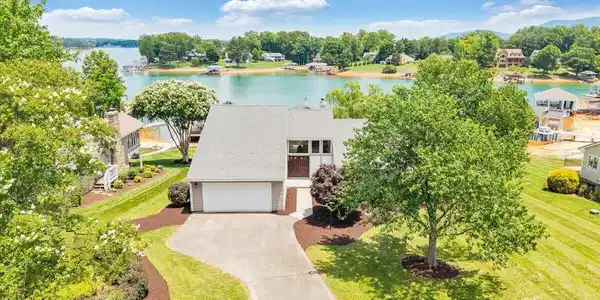2810 Waters Edge DR