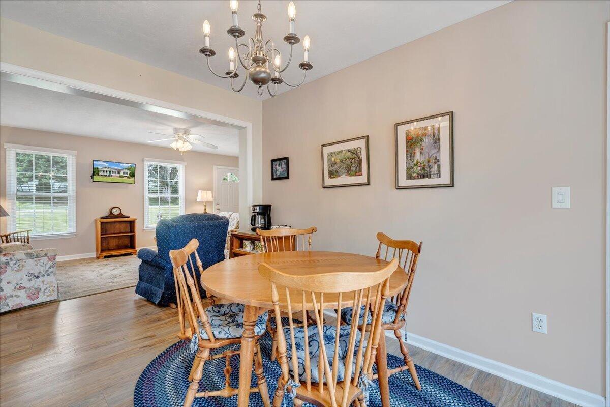 Image 4: Eat in Kitchen