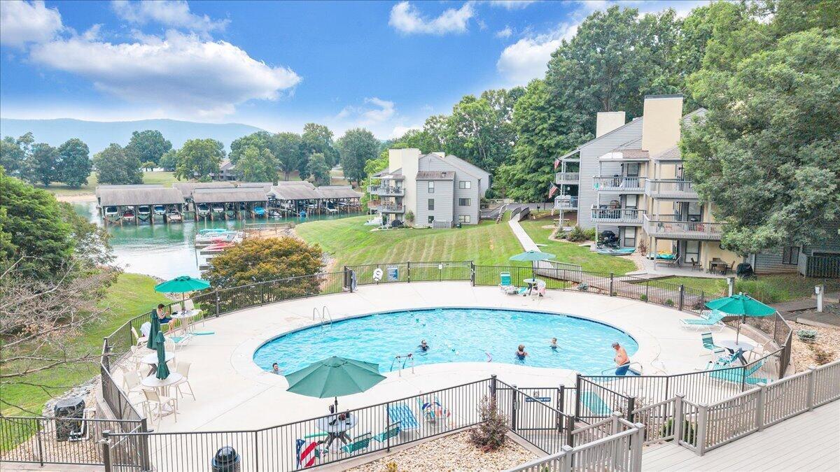 Image 3: Pool