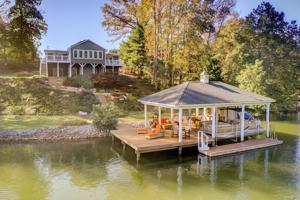 111 Crescent LN