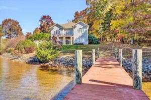 210 Retreat LN