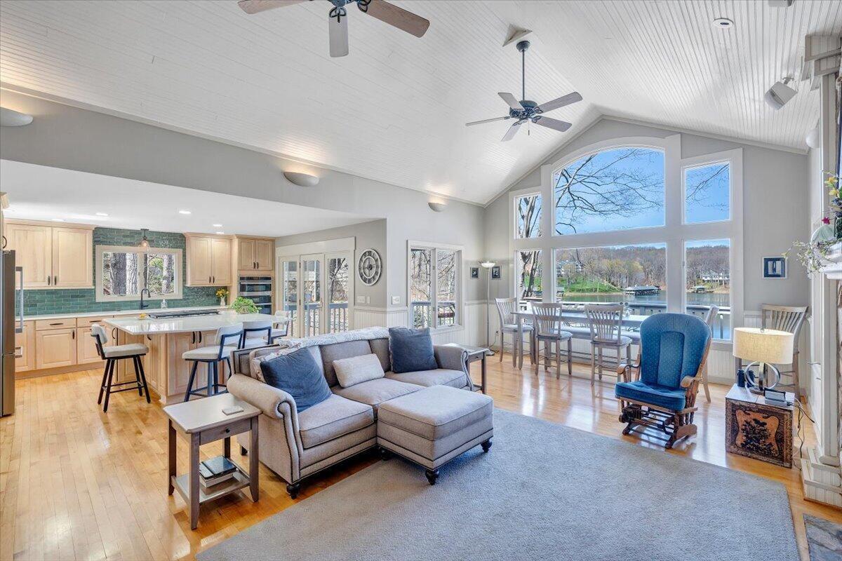 Image 2: Waterwood greatroom & kitchen