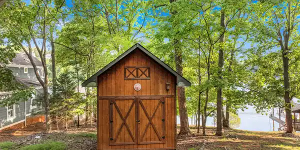 Image 4: Shed
