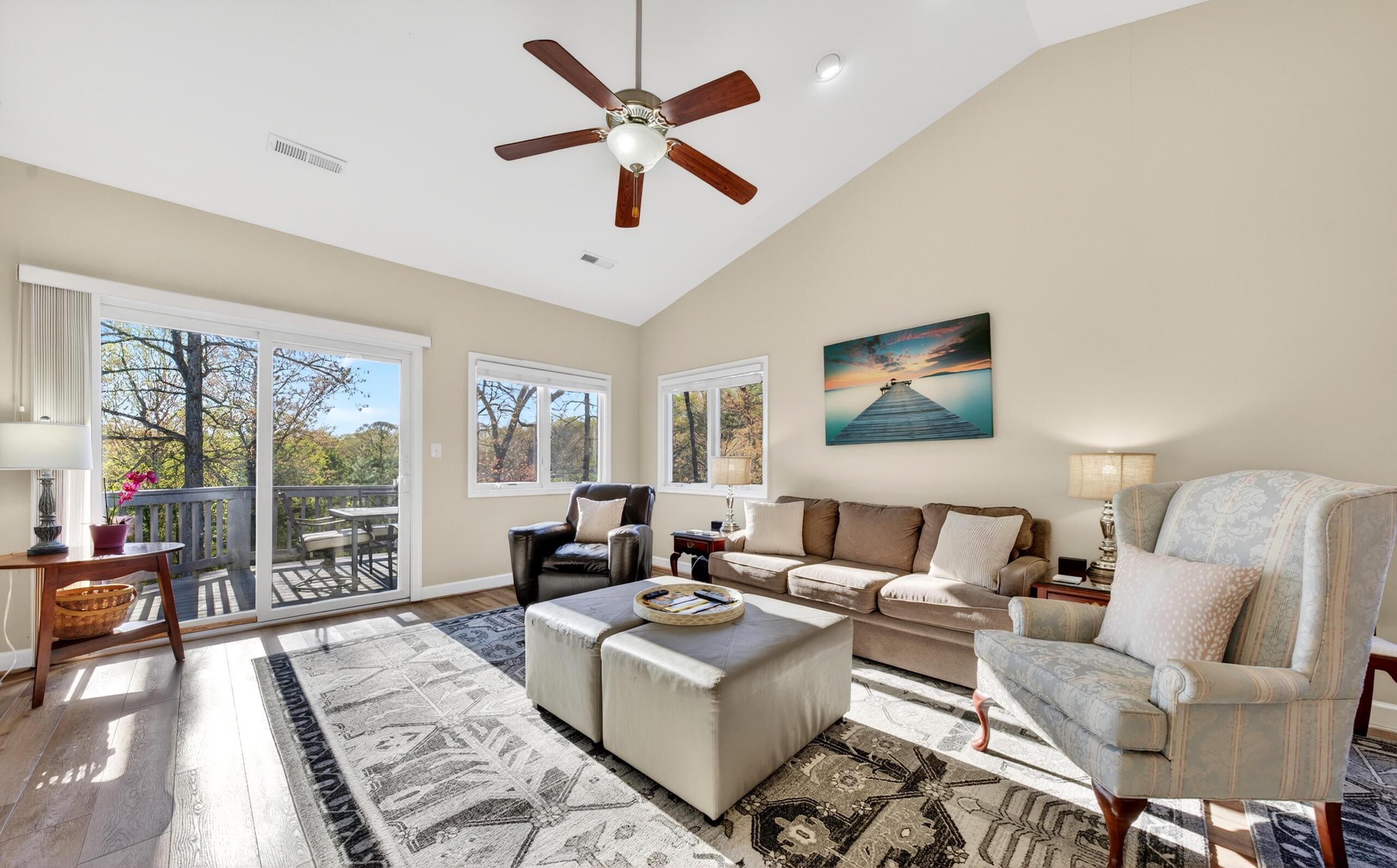 Image 4: Living Room