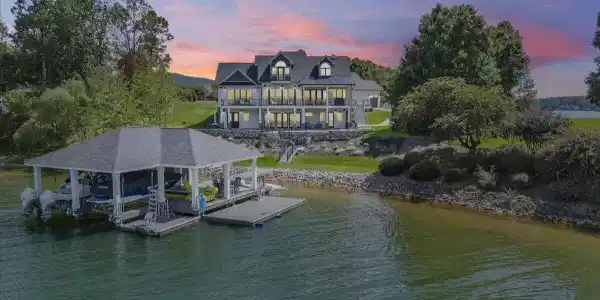 176 Three Point Isle DR