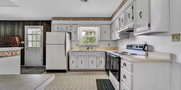 Image 2: Kitchen