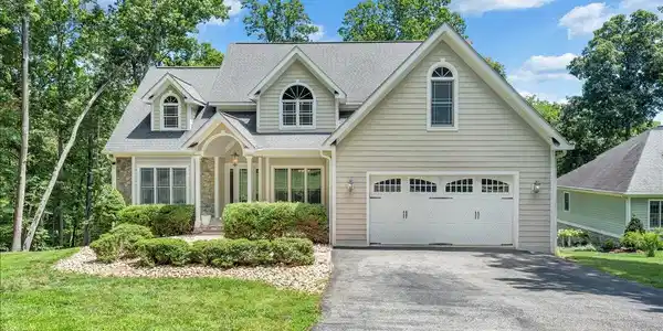 235 Waverly LN