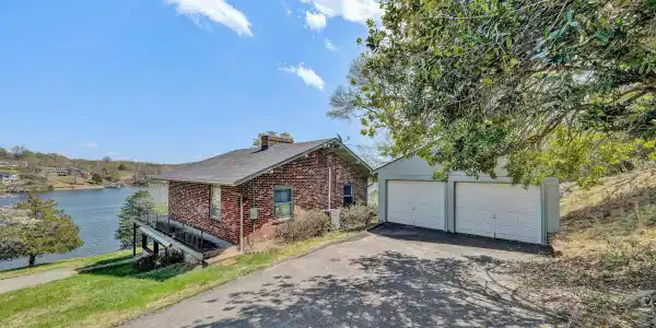 1351 Ellis RD