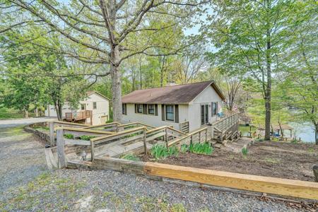259 Brooks Point LN