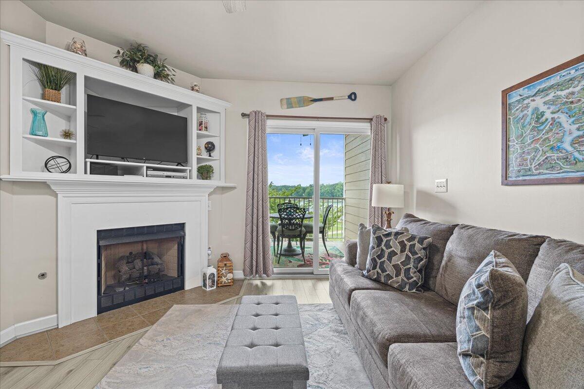 Image 3: Living Room