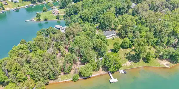 Image 2: Exquisite property on Smith Mountain Lke