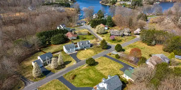 Image 2: Lake Access Home