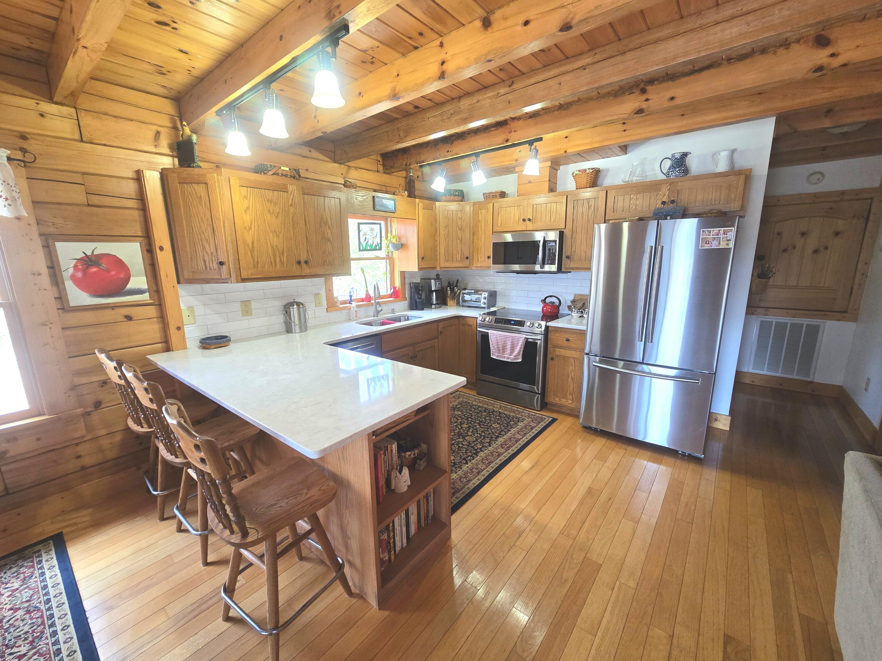 Image 4: Eat In Kitchen