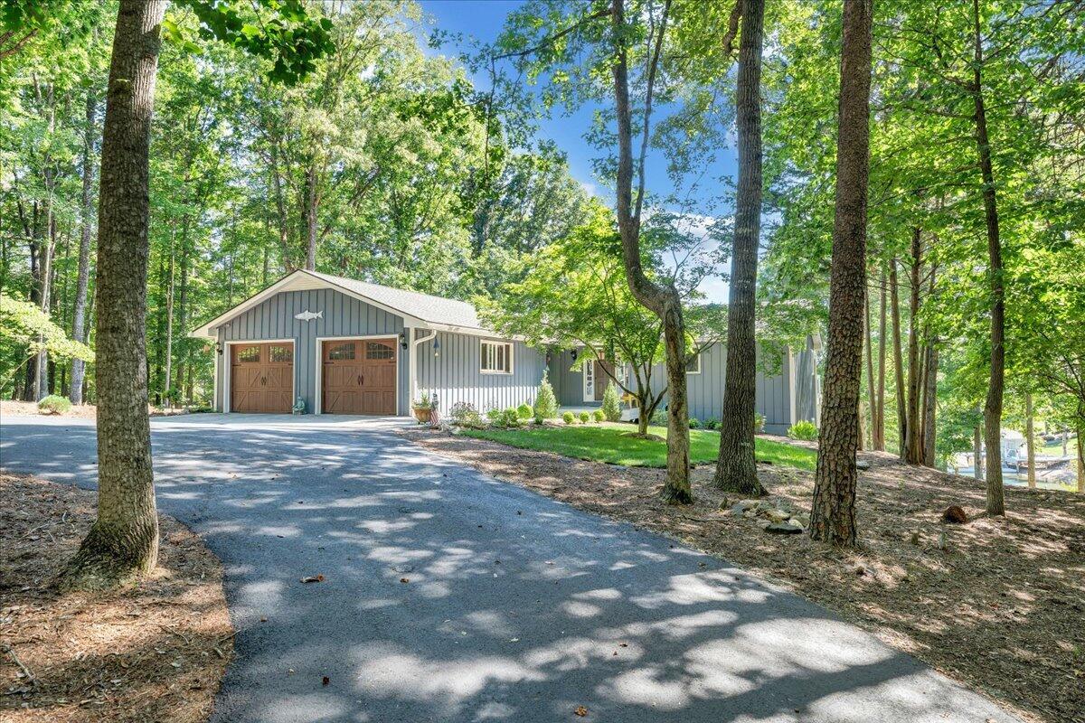 Image 1: Beautifully renovated one level lakefron