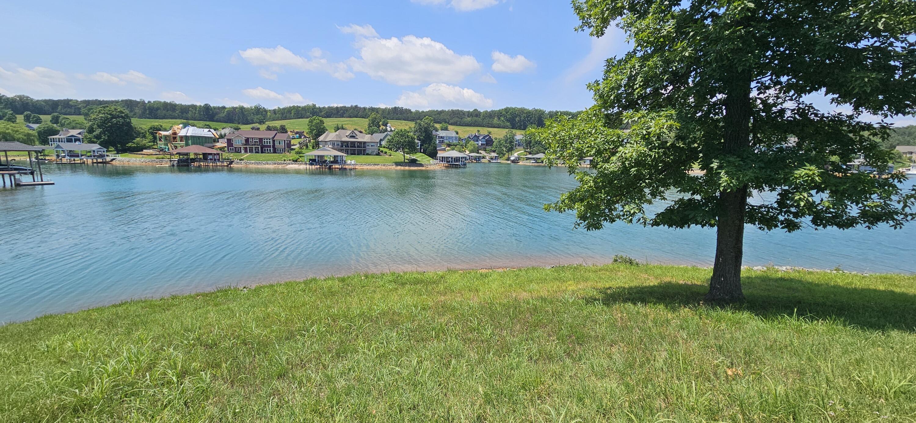 Image 1: Beautiful point lot & view