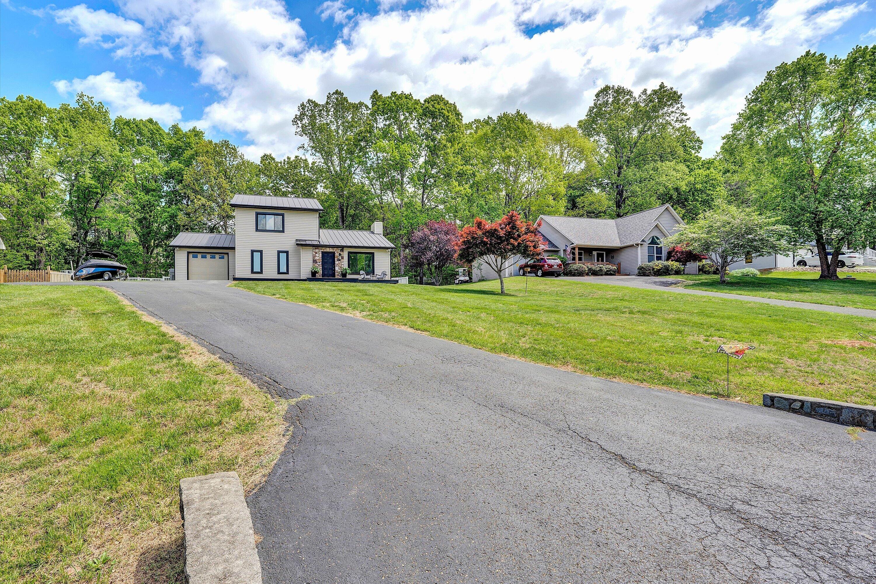 Image 3: Paved Diveway