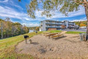 1085 Bluewater DR