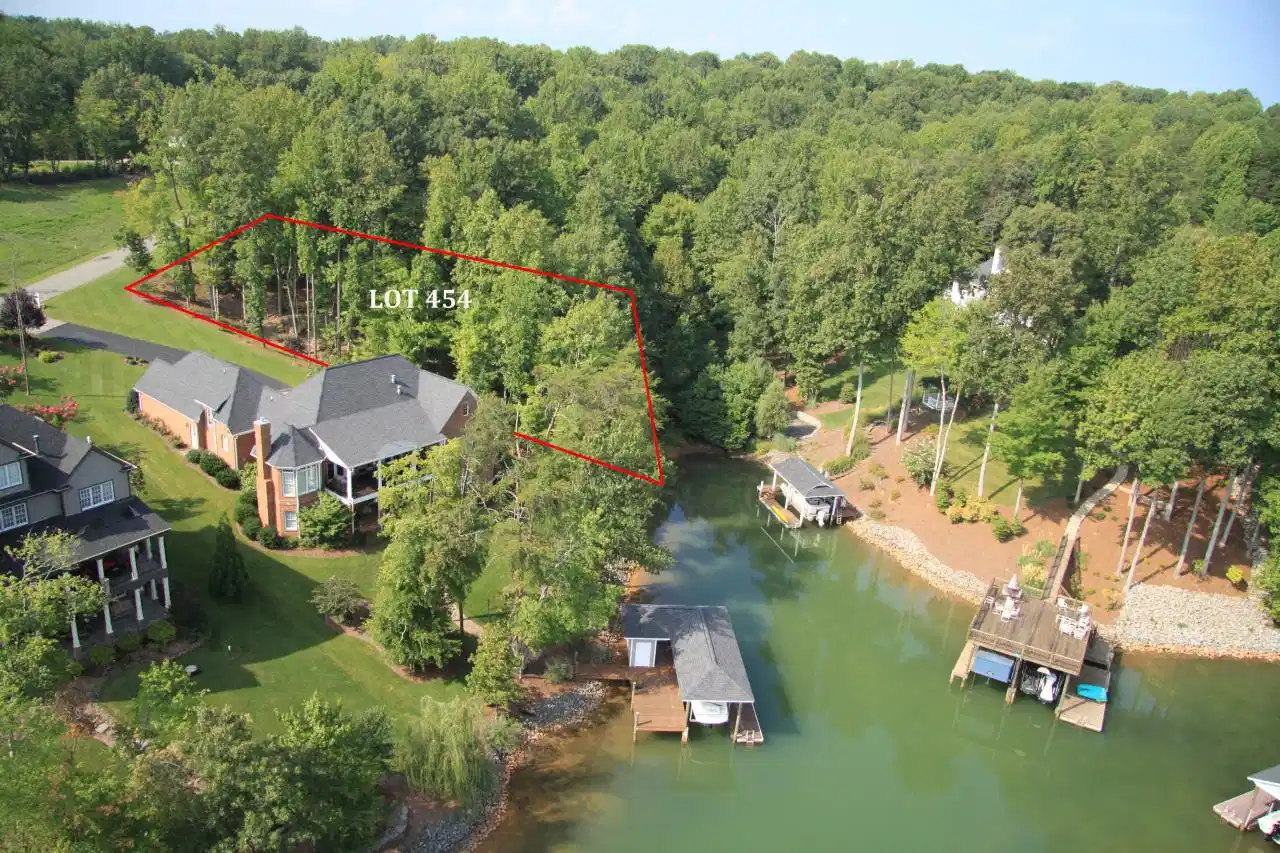 Image 1: Beautiful waterfront lot