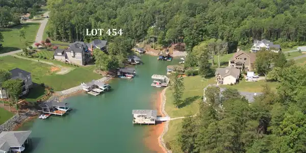 Image 2: Beautiful lot