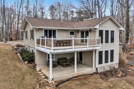 104 Waters Edge LN
