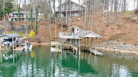 245 Travers LN