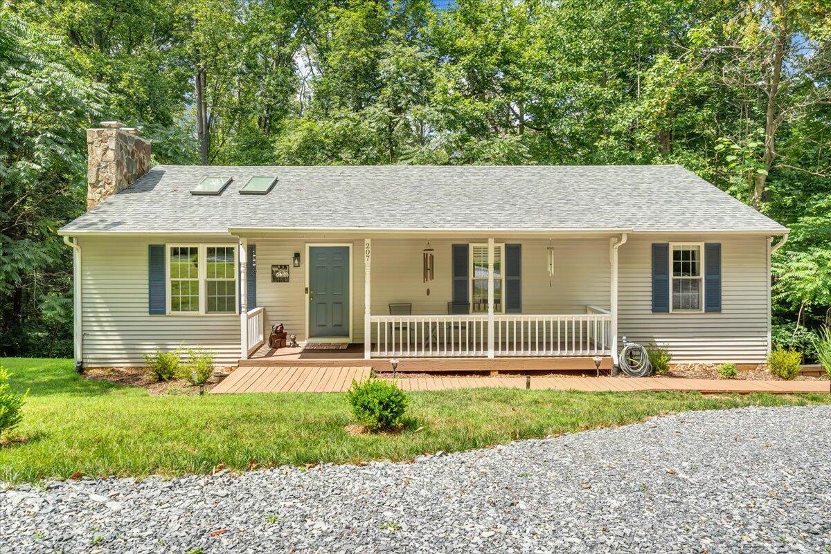 207 Woodlake DR, Goodview, VA lhrmls02138983