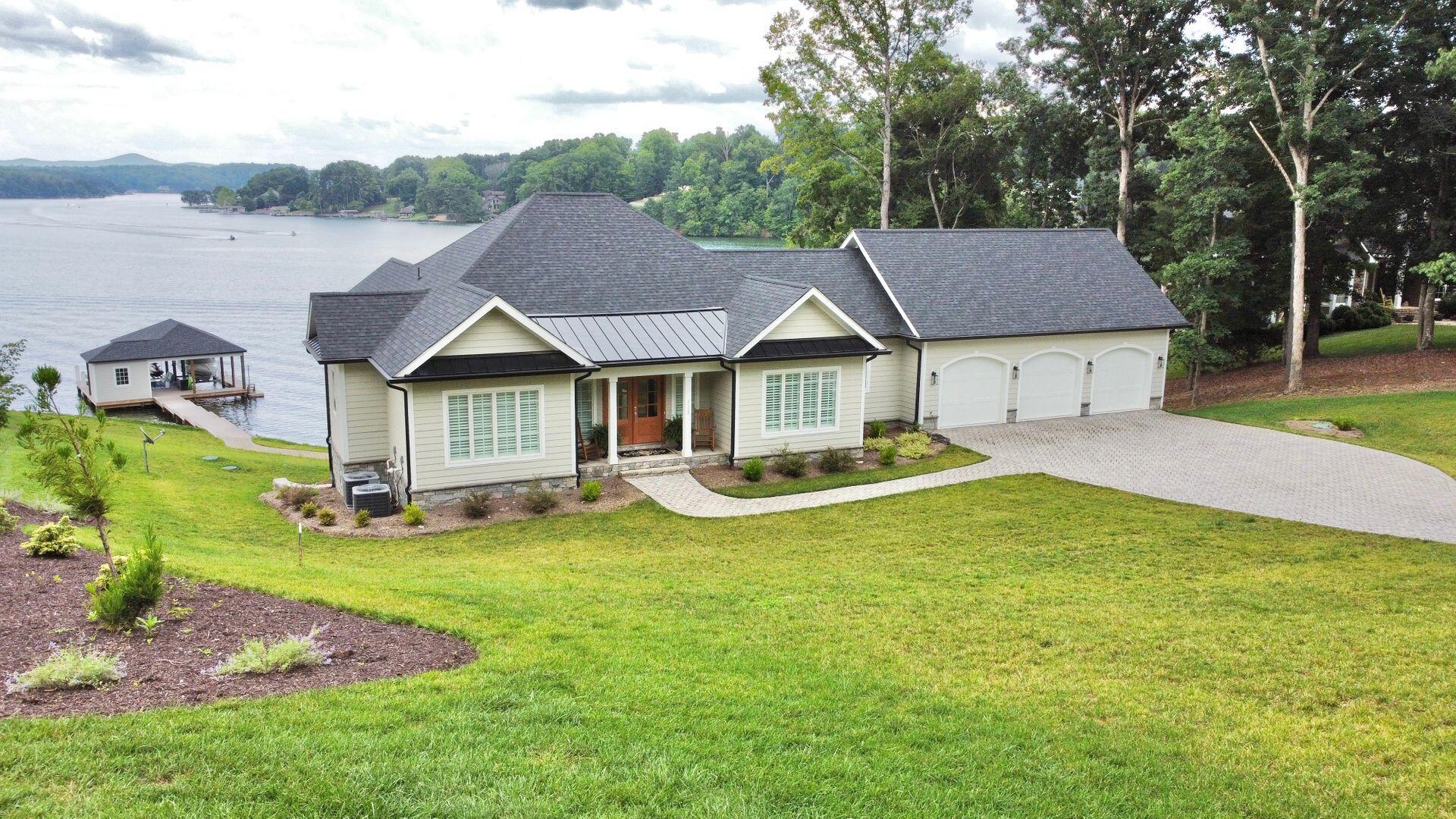 Image 1: Beautiful lakefront living!