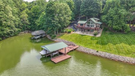 381 Ivy LN