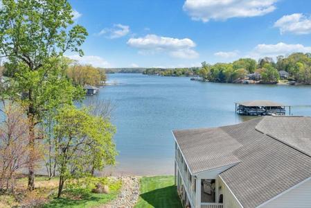 81 Lighthouse LN